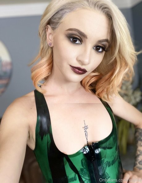 Foto di nudo di fuga di OnlyFans di Lola Fae