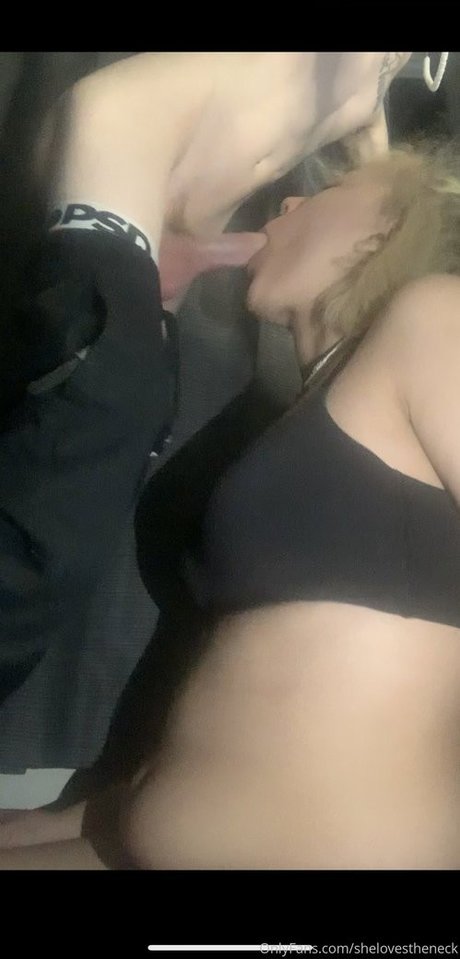 Foto di nudo di fuga di OnlyFans di Long Neck