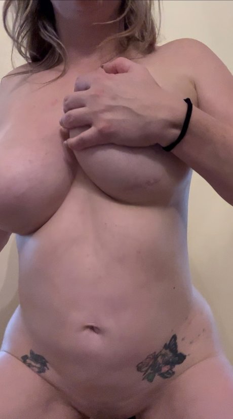 Foto di nudo di fuga di OnlyFans di Satin Silk