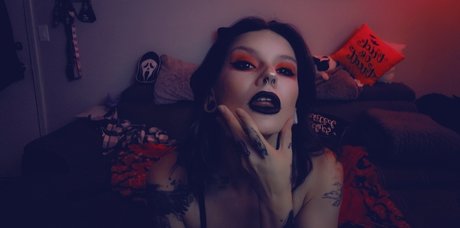 Foto di nudo di fuga di OnlyFans di Satan
