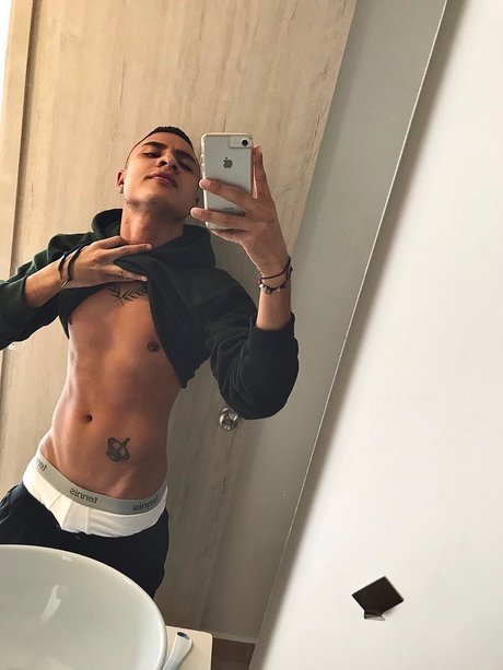 Foto di nudo di fuga di OnlyFans di Santiago Pulgarin