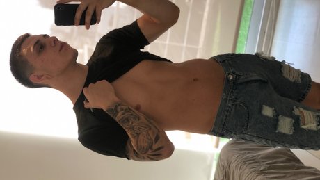 Foto di nudo di fuga di OnlyFans di Santi Becker