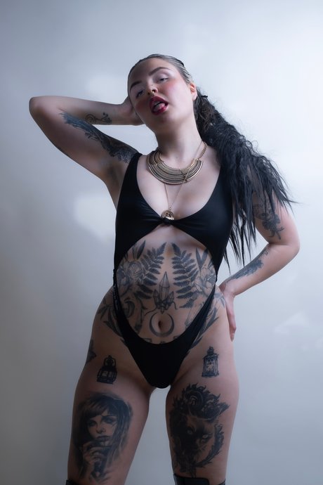 Foto di nudo di fuga di OnlyFans di La Sainte Puritaine