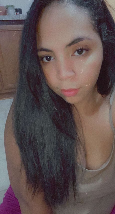 Foto di nudo di fuga di OnlyFans di Shy Naughty Girl  