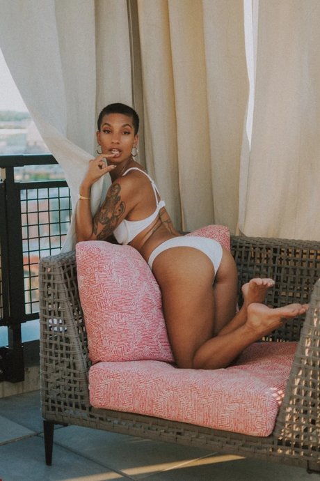 Foto di nudo di fuga di OnlyFans di Move Me