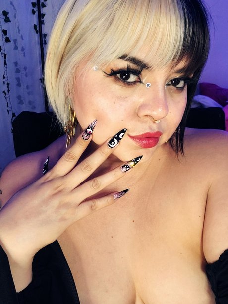 Foto di nudo di fuga di OnlyFans di Satyn Doll