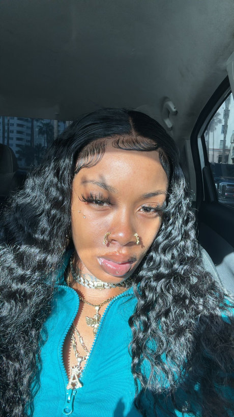 Foto di nudo di fuga di OnlyFans di Angel Marrie