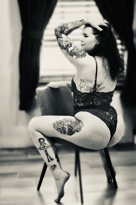 Foto di nudo di fuga di OnlyFans di Tattooed Pixie