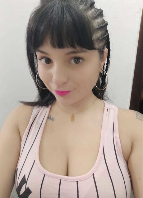 Foto di nudo di fuga di OnlyFans di India