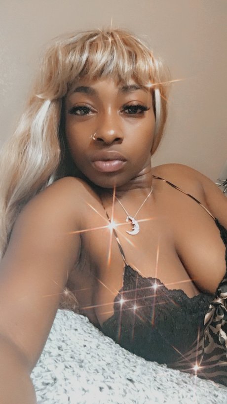 Foto di nudo di fuga di OnlyFans di Trinabanks