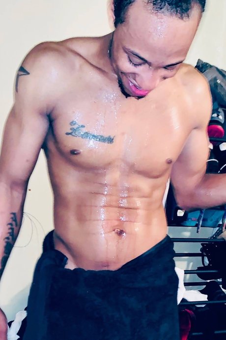 Foto di nudo di fuga di OnlyFans di King Of Roses 