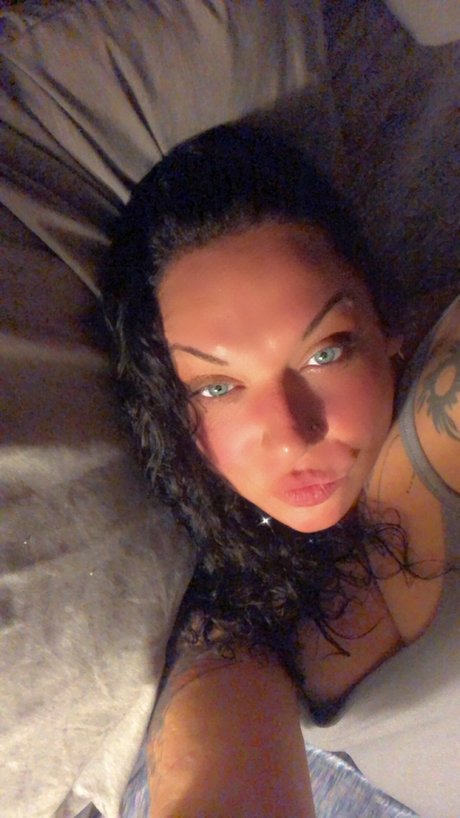 Foto di nudo di fuga di OnlyFans di April