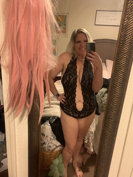 Foto di nudo di fuga di OnlyFans di Makethemoistofit