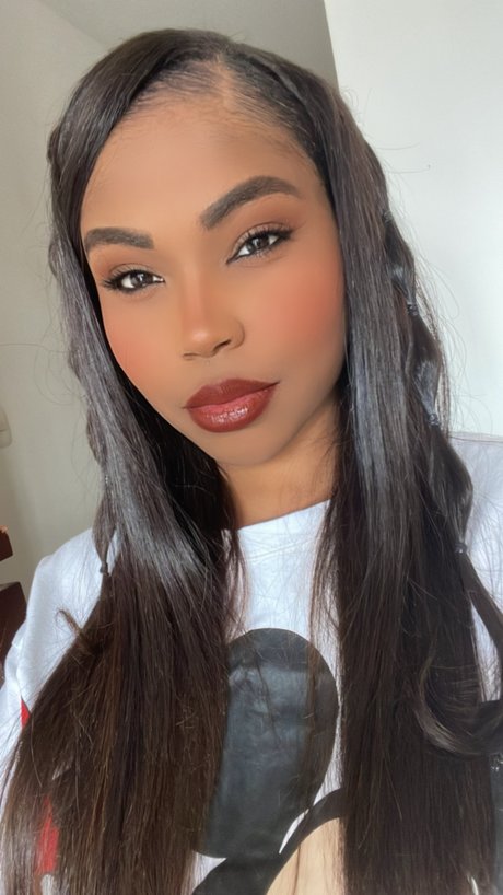 Foto di nudo di fuga di OnlyFans di Laura Hernandez