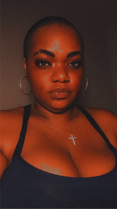 Foto di nudo di fuga di OnlyFans di Queen Chay
