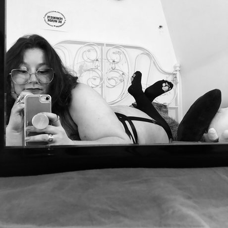 Foto di nudo di fuga di OnlyFans di 70s Bitch