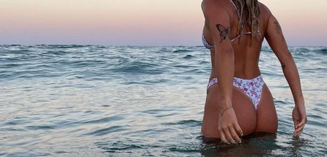 Foto di nudo di fuga di OnlyFans di Iza 