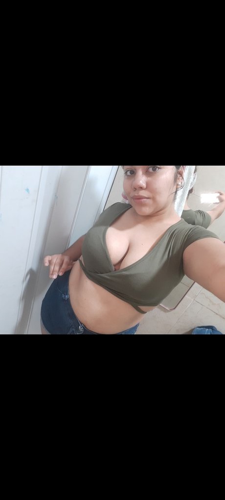 Foto di nudo di fuga di OnlyFans di Canddylola