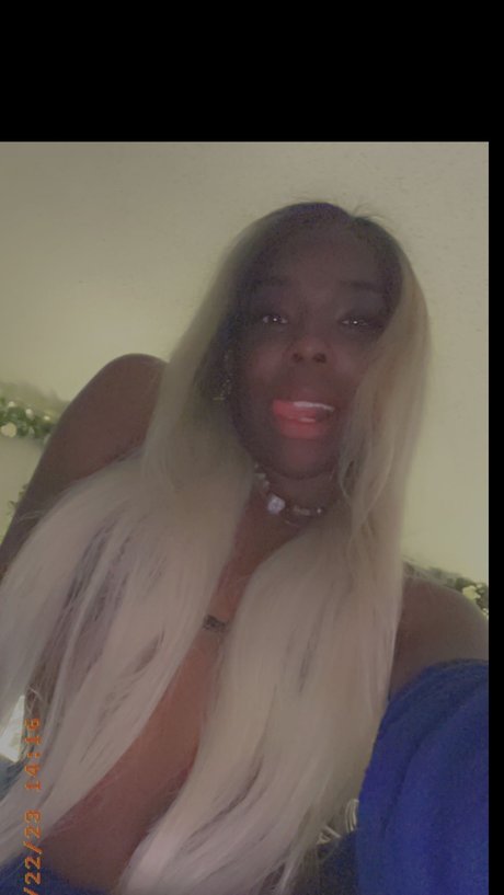 Foto di nudo di fuga di OnlyFans di Queenari 