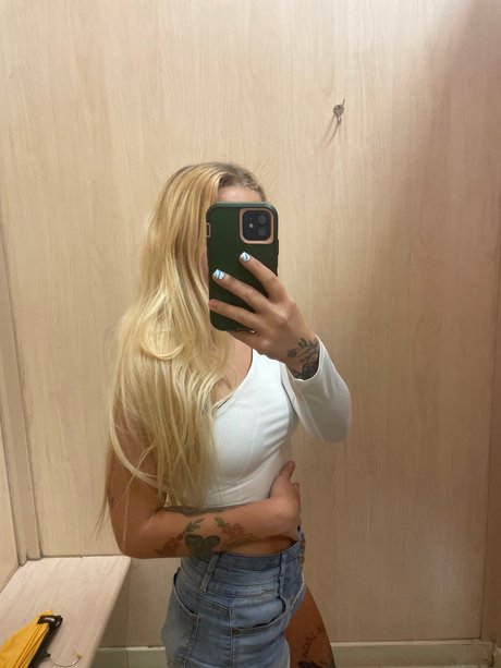 Foto di nudo di fuga di OnlyFans di Sierra