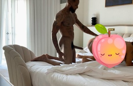 Foto di nudo di fuga di OnlyFans di Lovelyarin