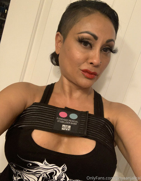 Foto di nudo di fuga di OnlyFans di Priya Anjali Rai
