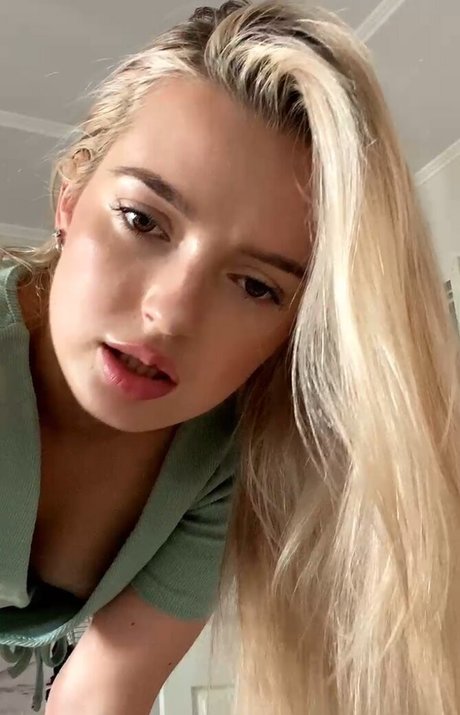 Foto di nudo di fuga di OnlyFans di Aleksandra