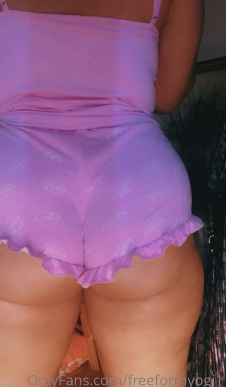 Foto di nudo di fuga di OnlyFans di Freeformyogi1