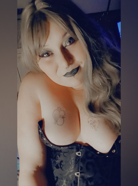 Foto di nudo di fuga di OnlyFans di Madame Crymsyn