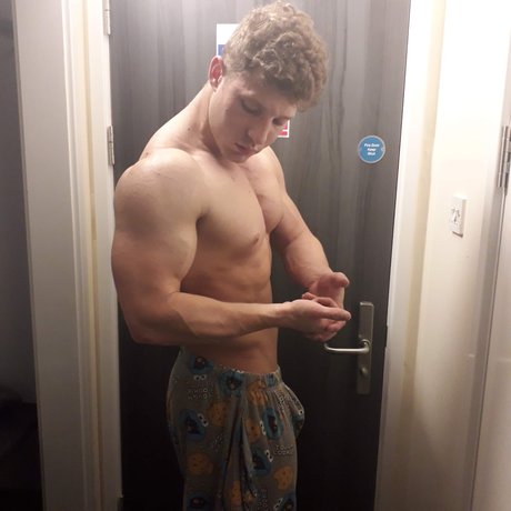 Foto di nudo di fuga di OnlyFans di Ken Boy