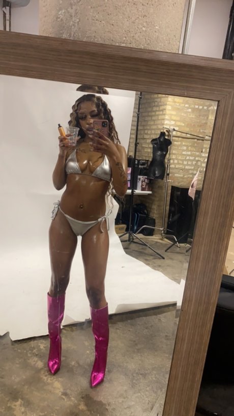 Foto di nudo di fuga di OnlyFans di  Cinnamon