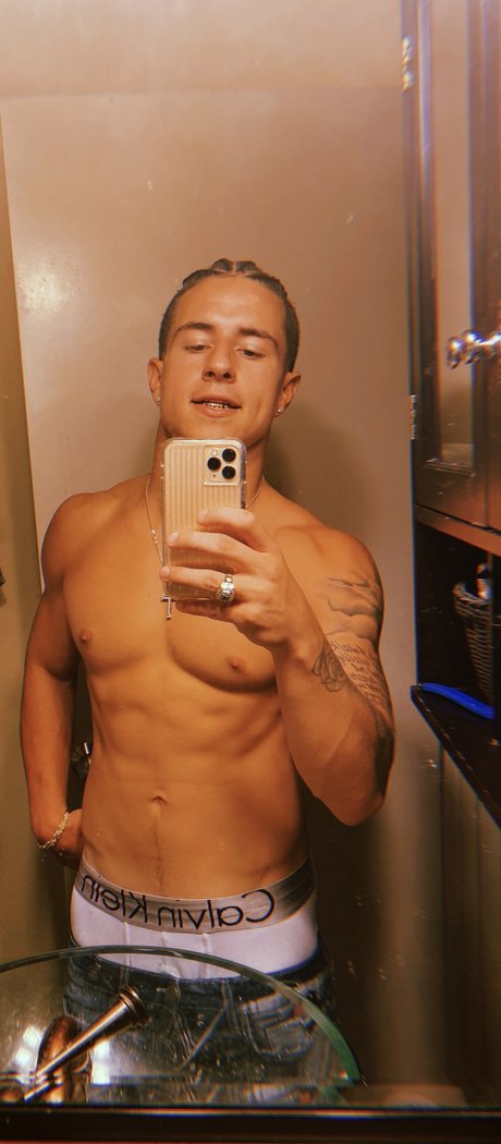 Foto di nudo di fuga di OnlyFans di He Is Who