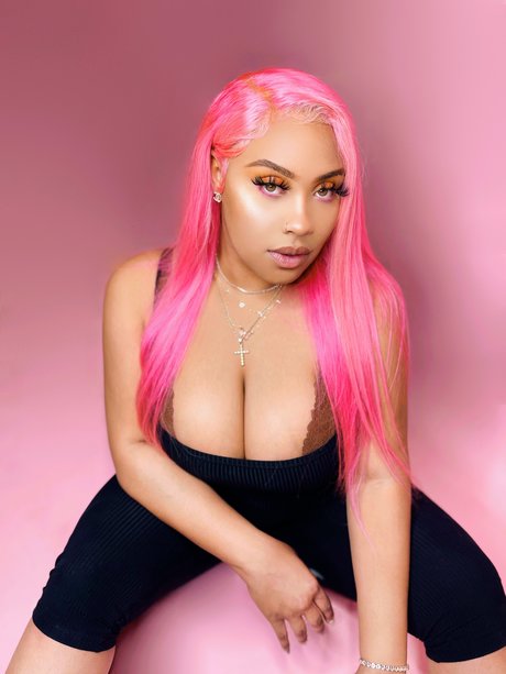 Foto di nudo di fuga di OnlyFans di Mont Nicole