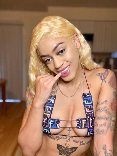 Foto di nudo di fuga di OnlyFans di Yella Baby