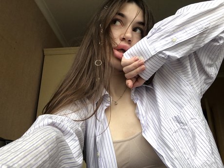 Foto di nudo di fuga di OnlyFans di Under Clothes  K