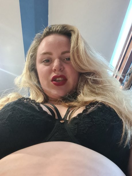 Foto di nudo di fuga di OnlyFans di Sashsta