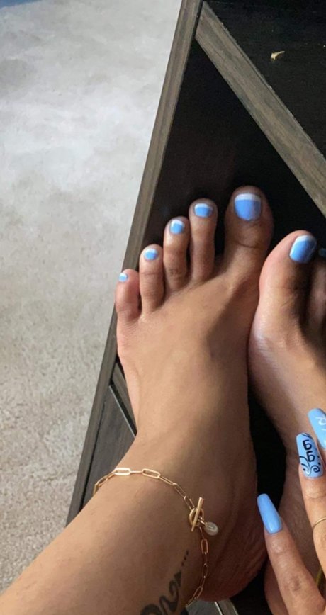 Foto di nudo di fuga di OnlyFans di  Trio Of Toes 