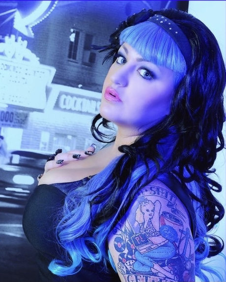 Foto di nudo di fuga di OnlyFans di Roxy Tart  Costumed Curvy Alt Girl