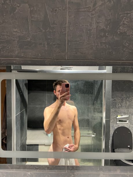 Foto di nudo di fuga di OnlyFans di Anton A