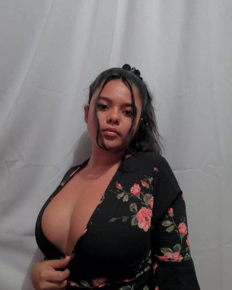 Foto di nudo di fuga di OnlyFans di Chiky