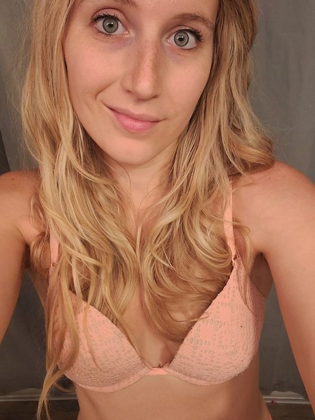 Foto di nudo di fuga di OnlyFans di Juliet Starling