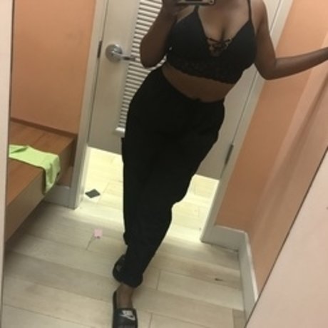 Foto di nudo di fuga di OnlyFans di Doggebaby