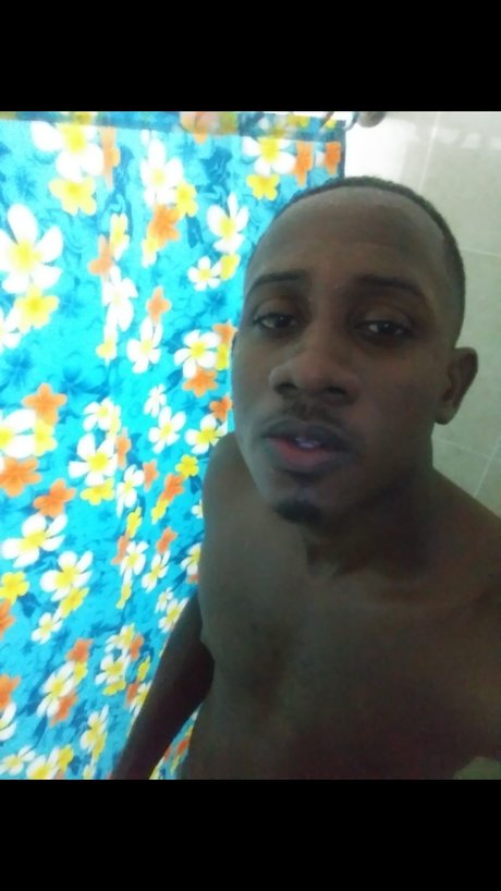 Foto di nudo di fuga di OnlyFans di Sheldon Bucknor