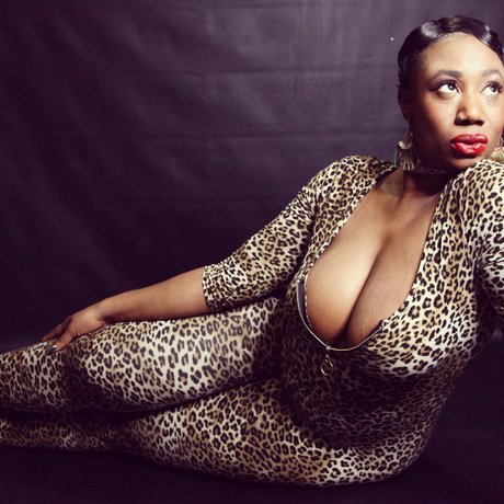 Foto di nudo di fuga di OnlyFans di The Burlesque Booty Queen