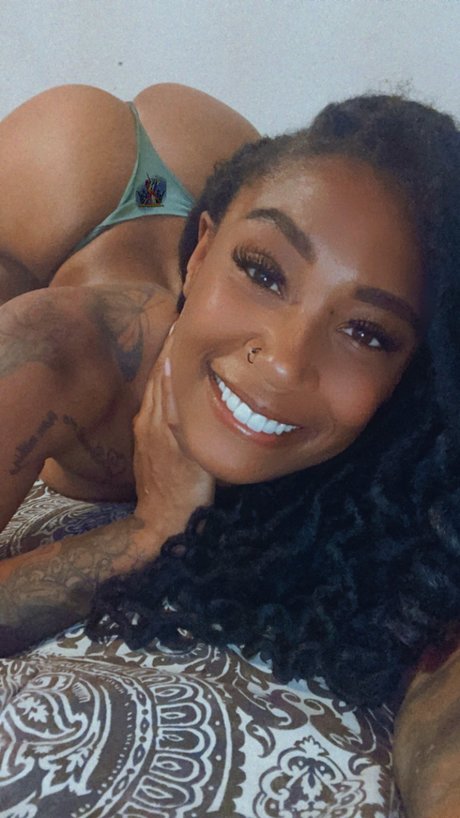 Foto di nudo di fuga di OnlyFans di Kween 