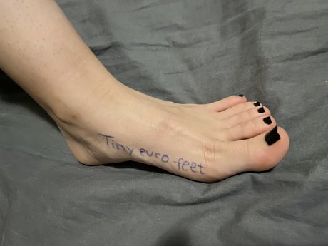 Foto di nudo di fuga di OnlyFans di Tiny Euro Feet