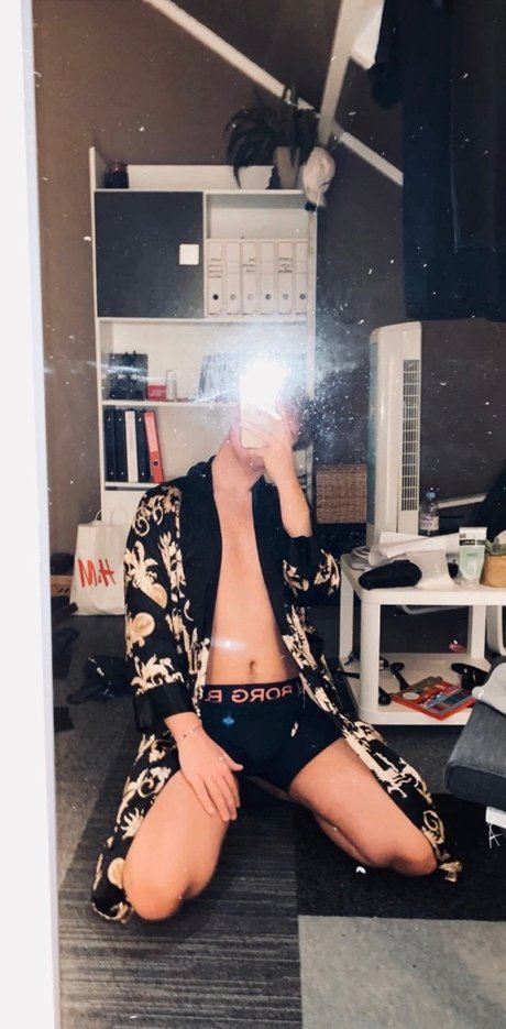 Foto di nudo di fuga di OnlyFans di N