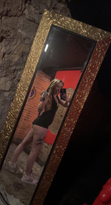 Foto di nudo di fuga di OnlyFans di Mae