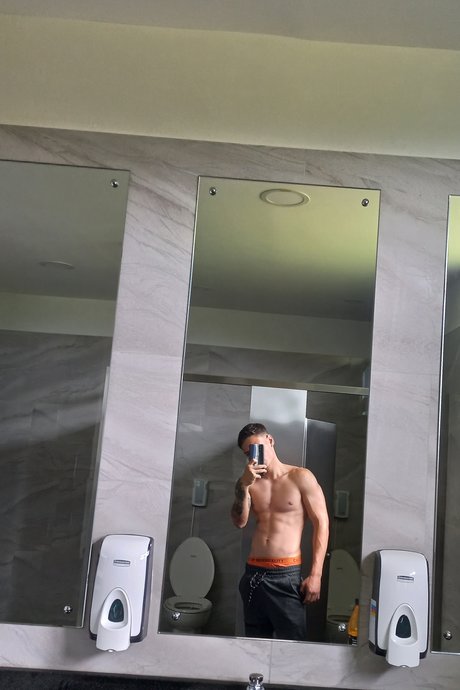 Foto di nudo di fuga di OnlyFans di Roger Ramrez