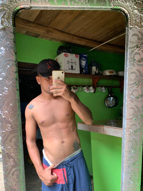 Foto di nudo di fuga di OnlyFans di Donny Zambrano